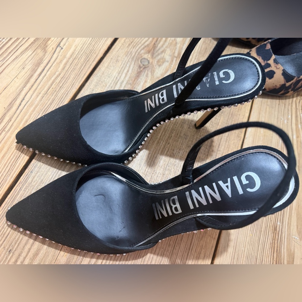 Gianni Bini beautiful soft suede feel with rhinestone trim. Size 9